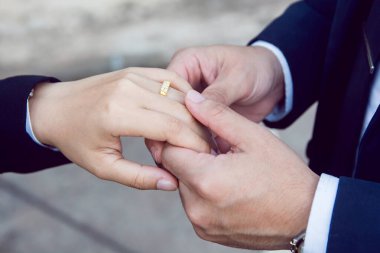 Damat yüzüğü gelinin parmağına takar.