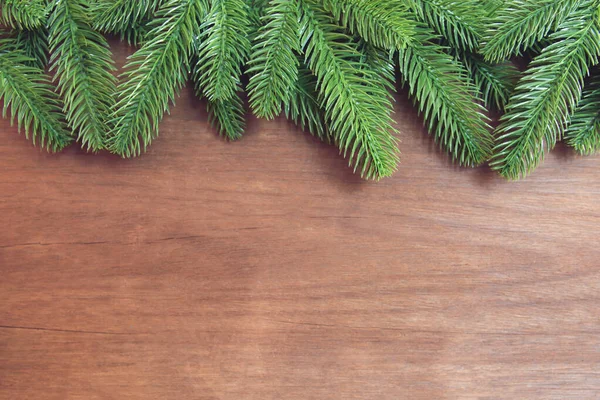 Рождественский фон Ветви ели и сосновые шишки с деко — стоковое фото