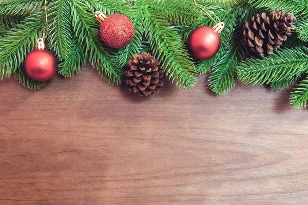 Рождественский фон ветви елки, красный рождественский бал и — стоковое фото