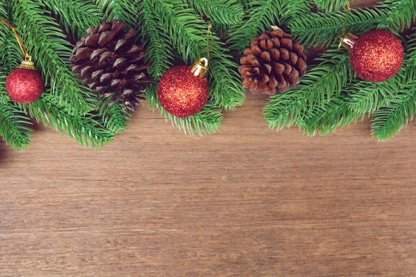 Χριστουγεννιάτικο φόντο. Δέντρα Fir κλαδιά, κόκκινο χριστουγεννιάτικη μπάλα και — Φωτογραφία Αρχείου
