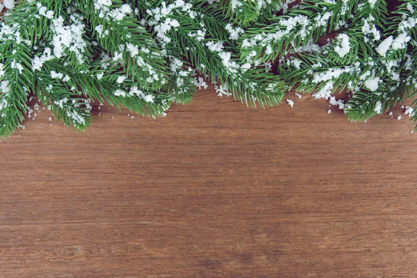 Різдвяний фон. Гілки ялинки та прикраси зі снігом — стокове фото