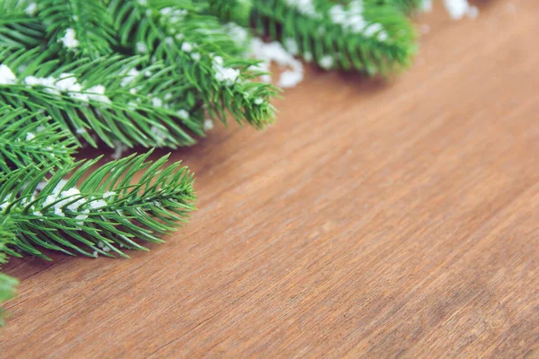 Sfondo natalizio. rami di abete e con decorazione neve — Foto Stock