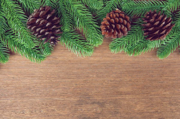 Julbakgrund. Fir träd grenar och kottar med dekor — Stockfoto
