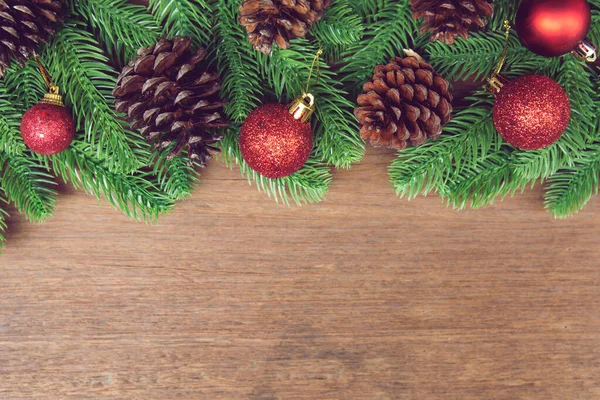 Fundo de Natal. Ramos de árvore de abeto, bola de Natal vermelho e — Fotografia de Stock