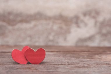 Sevgililer Günü arkaplanı koyu ahşap bada kırmızı kalp şeklinde.
