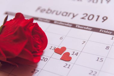 Sevgililer Günü. Takvim sayfasında kırmızı gül ve kırmızı kalpler Februar
