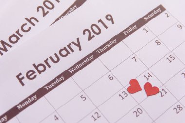 Sevgililer Günü tebrik kartı. Takvim sayfasında kırmızı kalpler kağıdı 