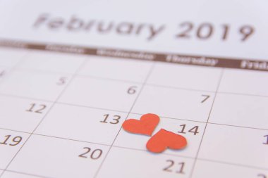 Sevgililer Günü tebrik kartı. Takvim sayfasında kırmızı kalpler kağıdı 