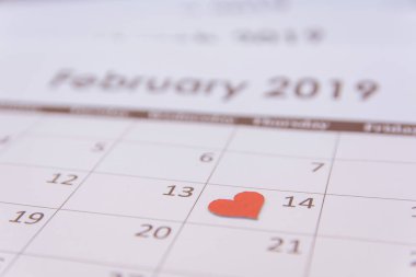 Sevgililer Günü tebrik kartı. Takvim sayfasında kırmızı kalpler kağıdı 