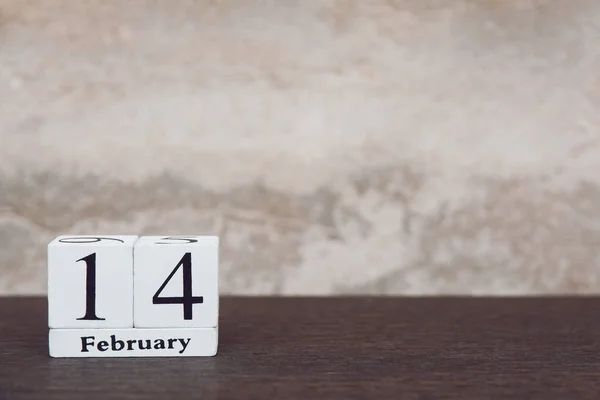 Valentýn s 14. únorem. Dřevěný bílý blok kalendář o — Stock fotografie