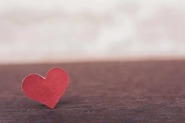 Día de San Valentín fondo con forma de corazón rojo en ba de madera oscura — Foto de Stock