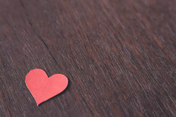Fond Saint-Valentin avec forme de coeur rouge sur ba en bois foncé — Photo