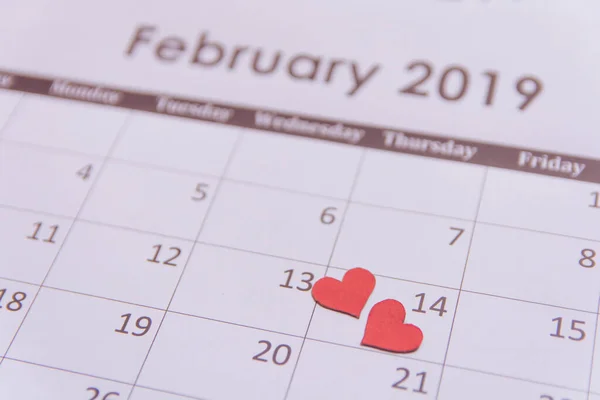 Dia dos Namorados cartão de saudação. Papel de corações vermelhos na página Calendário — Fotografia de Stock