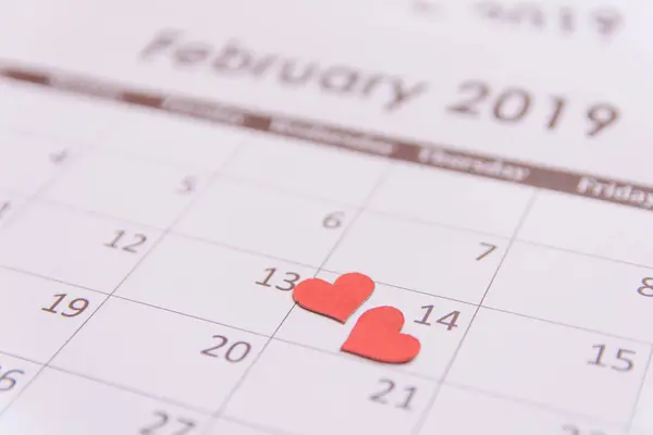 Dia dos Namorados cartão de saudação. Papel de corações vermelhos na página Calendário — Fotografia de Stock