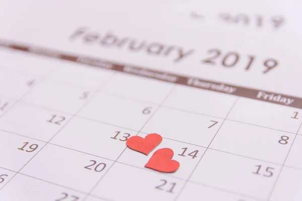Pozdrav na Valentýna. Červené srdce papír na stránce kalendáře — Stock fotografie
