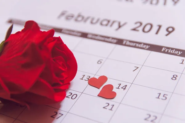 Valentýn. Červená růže a červená srdíčka na stránce kalendáře the Calendar — Stock fotografie