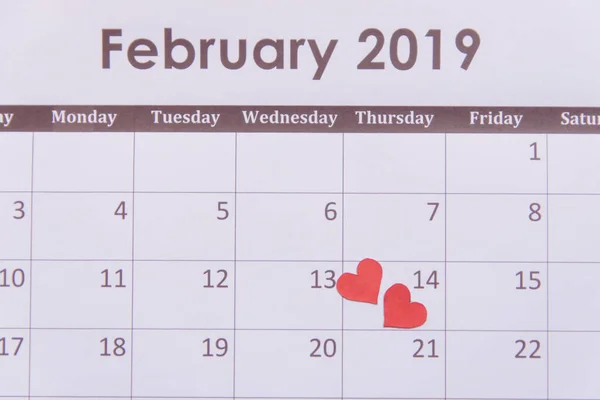 Valentijnsdag wenskaart. Rode harten papier op Kalender pagina — Stockfoto