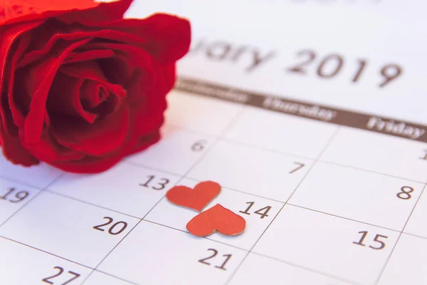 Valentýn. Červená růže a červená srdíčka na stránce kalendáře the Calendar — Stock fotografie