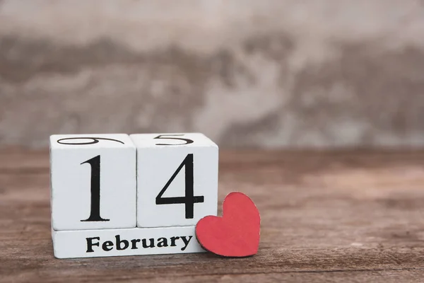 2月14日のバレンタインデー。木造白壁カレンダーo — ストック写真