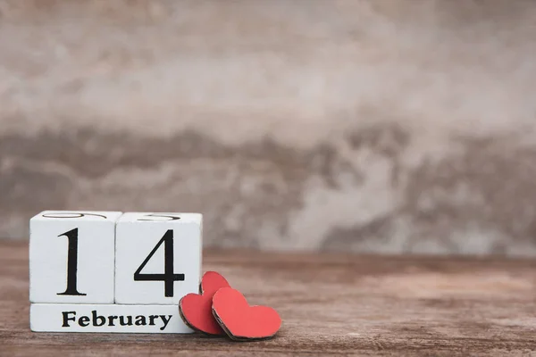 Dia dos Namorados com 14 de fevereiro. Calendário de bloco branco de madeira o — Fotografia de Stock