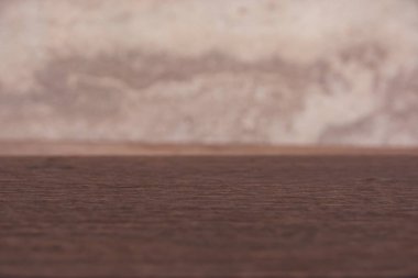 Boş koyu ahşap masa ve kopyasıyla eski beton duvar arkaplanı