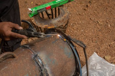 Kaynakçı inşaat alanındaki metal boruları kaynaklıyor.