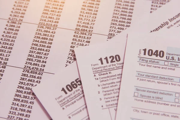 1040,1120,1065 Formulario tributario / concepto impositivo estadounidense. Estados Unidos - Imagen —  Fotos de Stock