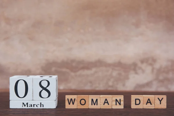 Dia da mulher com calendário de 8 de março e alfabeto cubo de bloco de madeira — Fotografia de Stock