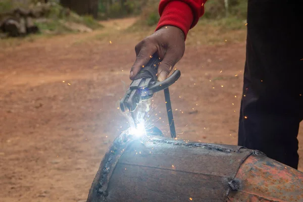 Kaynakçı inşaat alanındaki metal boruları kaynaklıyor. — Stok fotoğraf