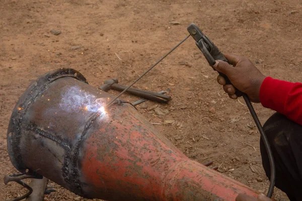 Kaynakçı inşaat alanındaki metal boruları kaynaklıyor. — Stok fotoğraf