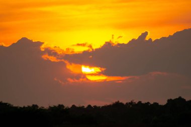 Günbatımı bulutların arkasında.