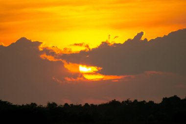 Günbatımı bulutların arkasında.