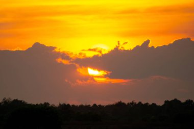 Günbatımı bulutların arkasında.