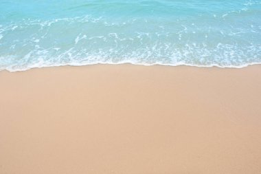 Boş kumsalda denizin yumuşak dalgası Kopya alanı ile arka plan