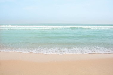 Boş kumsalda denizin yumuşak dalgası Kopya alanı ile arka plan