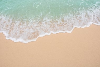 Boş kumsalda denizin yumuşak dalgası Kopya alanı ile arka plan