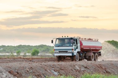 Su kamyonu yeni bir yol inşaatı için su püskürtüyor.