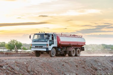 Su kamyonu yeni bir yol inşaatı için su püskürtüyor.