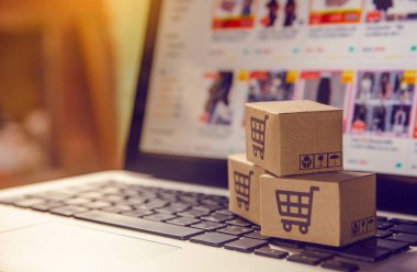 Çevrimiçi alışveriş: Kağıt kutular veya alışveriş arabası olan paket.