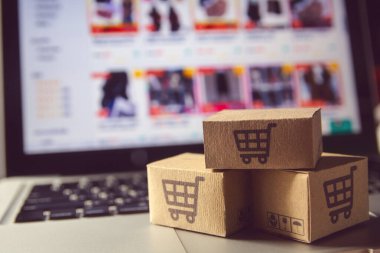 Çevrimiçi alışveriş: Kağıt kutular veya alışveriş arabası olan paket.