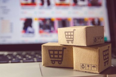 Çevrimiçi alışveriş: Kağıt kutular veya alışveriş arabası olan paket.