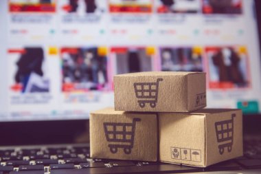 Çevrimiçi alışveriş: Kağıt kutular veya alışveriş arabası olan paket.