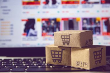 Çevrimiçi alışveriş: Kağıt kutular veya alışveriş arabası olan paket.