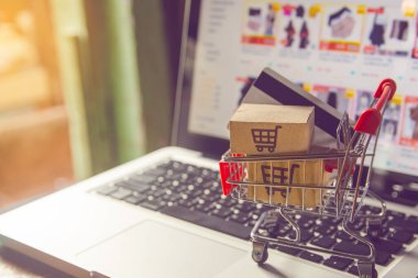 Çevrimiçi alışveriş kavramı - Paket veya karton kutu ve alışveriş