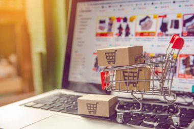 Çevrimiçi alışveriş kavramı - Paket veya karton kutu ve alışveriş