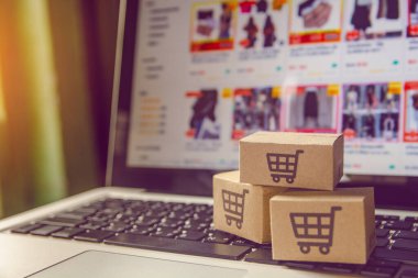 Çevrimiçi alışveriş: Kağıt kutular veya alışveriş arabası olan paket.