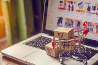 Çevrimiçi alışveriş kavramı - Paket veya karton kutu ve alışveriş