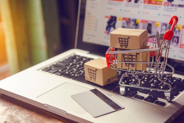 Çevrimiçi alışveriş kavramı - Paket veya karton kutu ve alışveriş