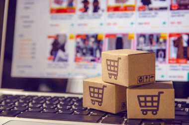 Çevrimiçi alışveriş: Kağıt kutular veya alışveriş arabası olan paket.