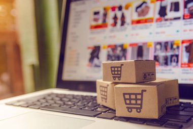 Çevrimiçi alışveriş: Kağıt kutular veya alışveriş arabası olan paket.